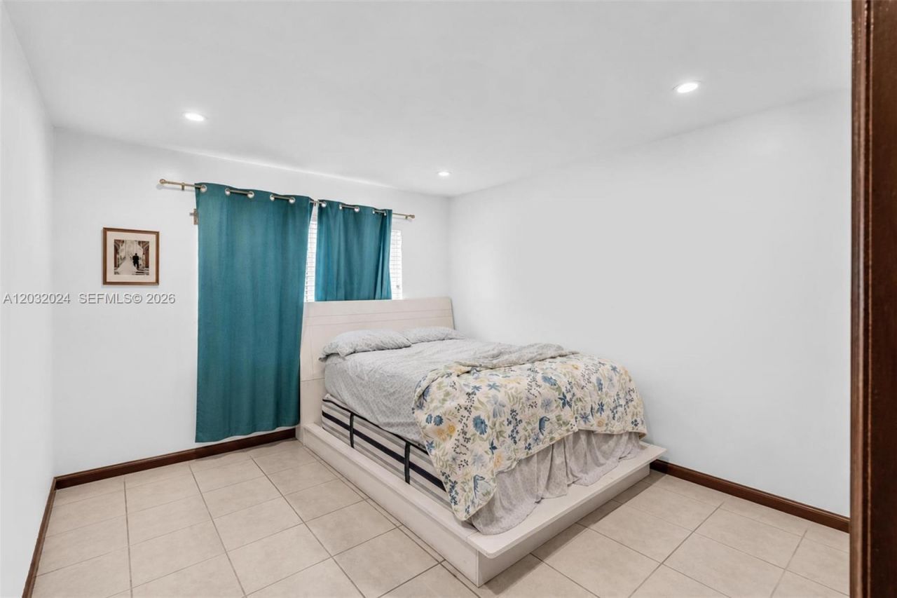19901 Highland Lakes Blvd , Miami, FL 33179 Photo