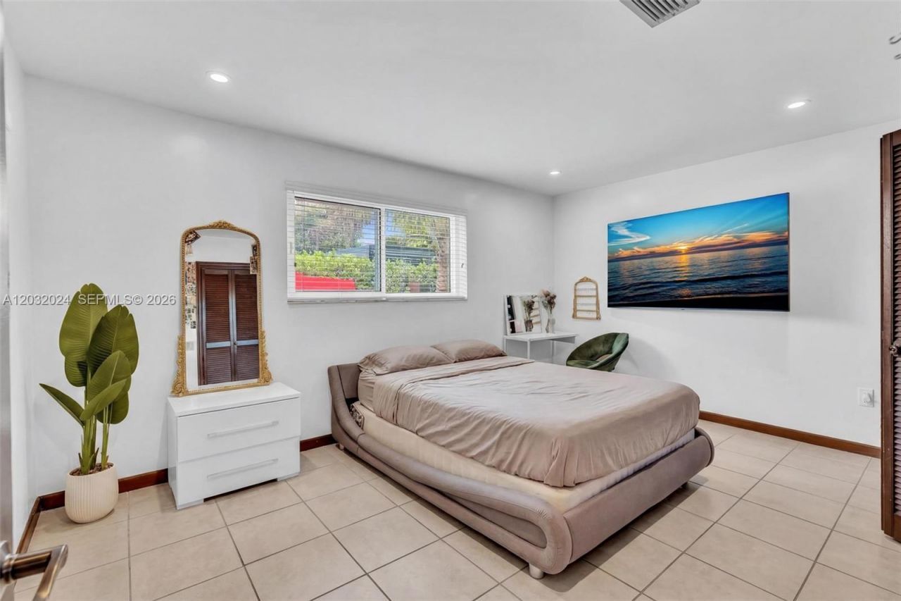 19901 Highland Lakes Blvd , Miami, FL 33179 Photo