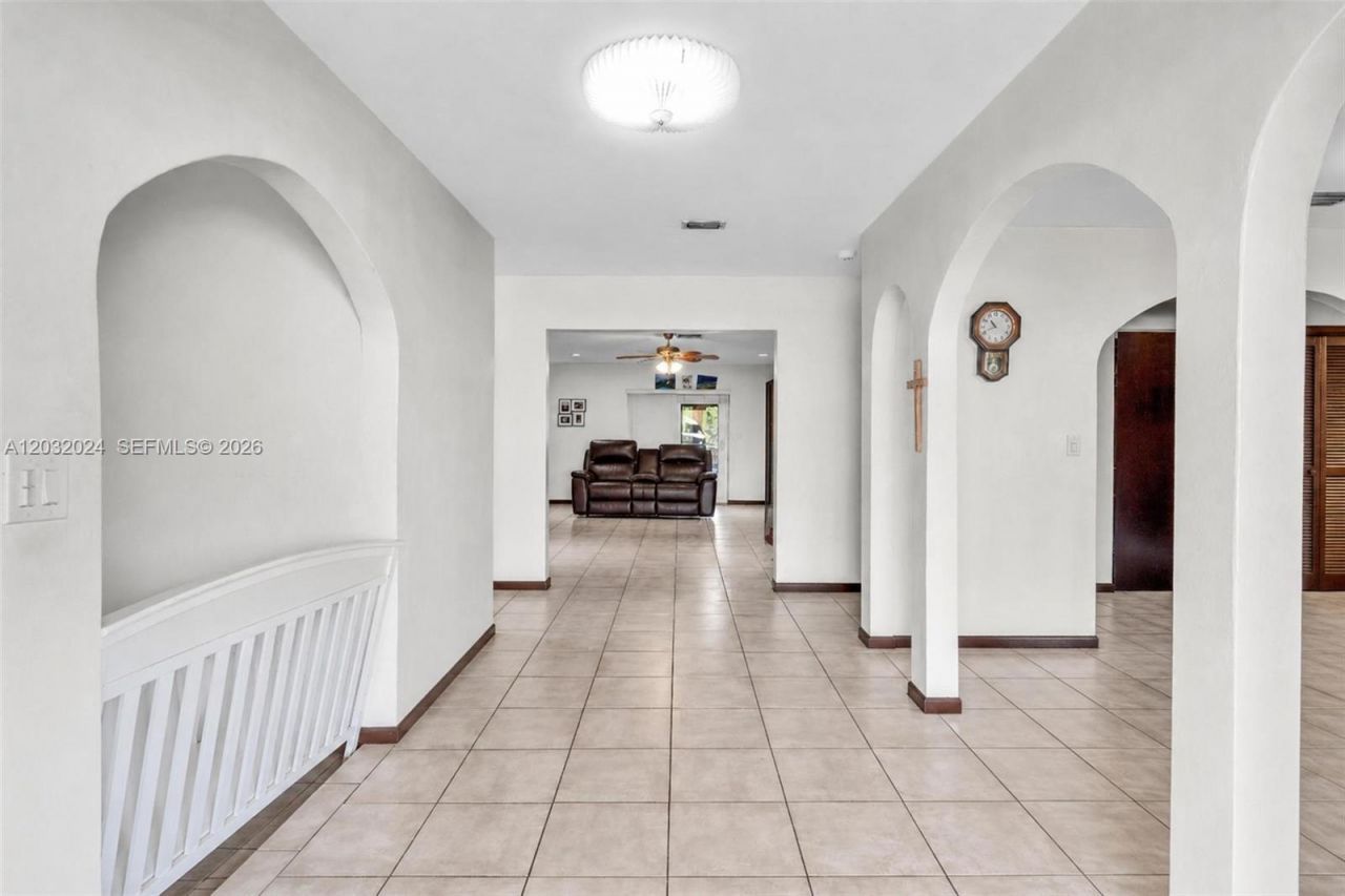 19901 Highland Lakes Blvd , Miami, FL 33179 Photo