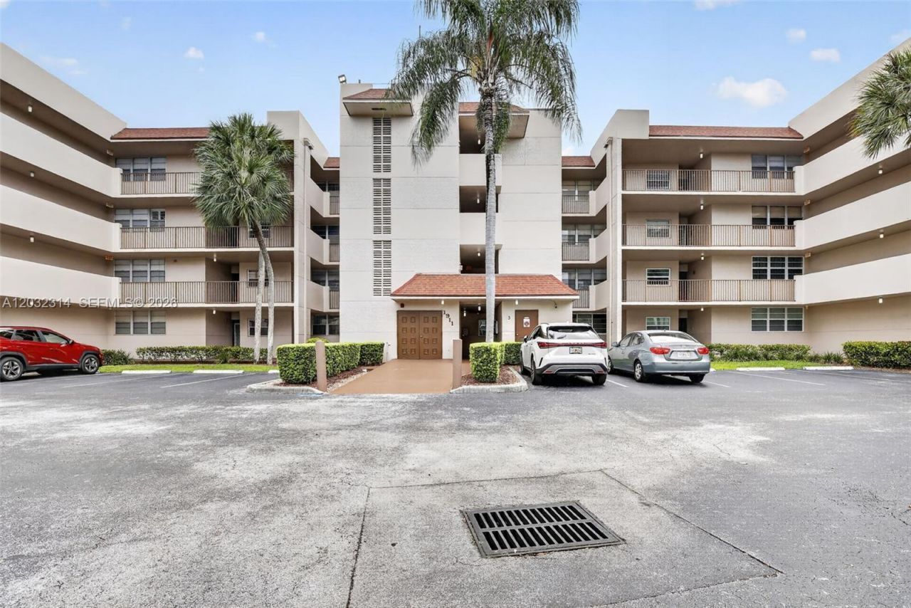 1911 Sabal Palm Dr , Unit 202, Davie, FL 33324 Photo
