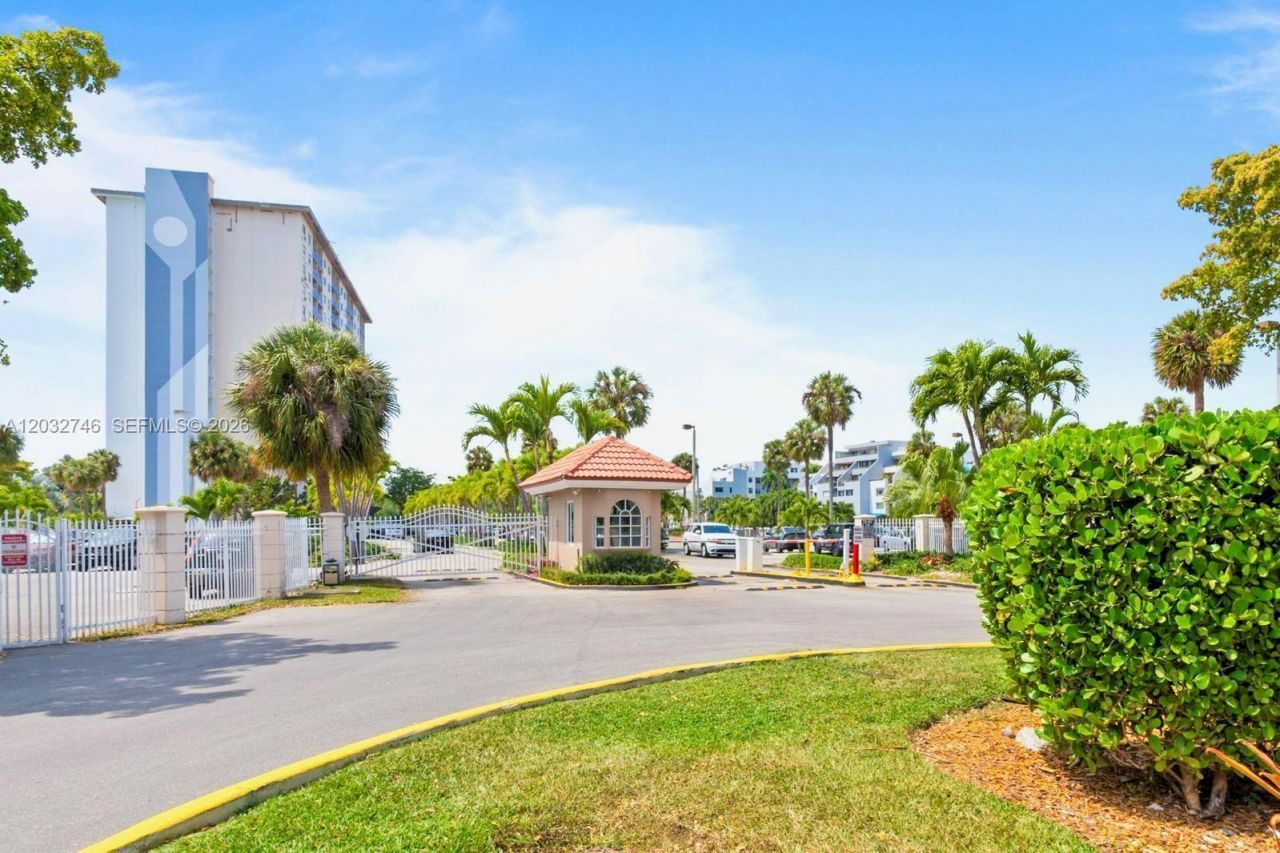 400 Kings Point Dr, Unit 309, Sunny Isles Beach, FL 33160 Photo