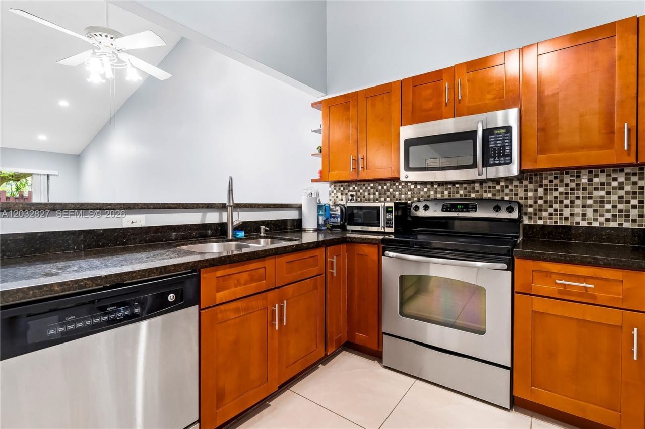 505 NE 199th Ln, Unit 2A, Miami, FL 33179 Photo
