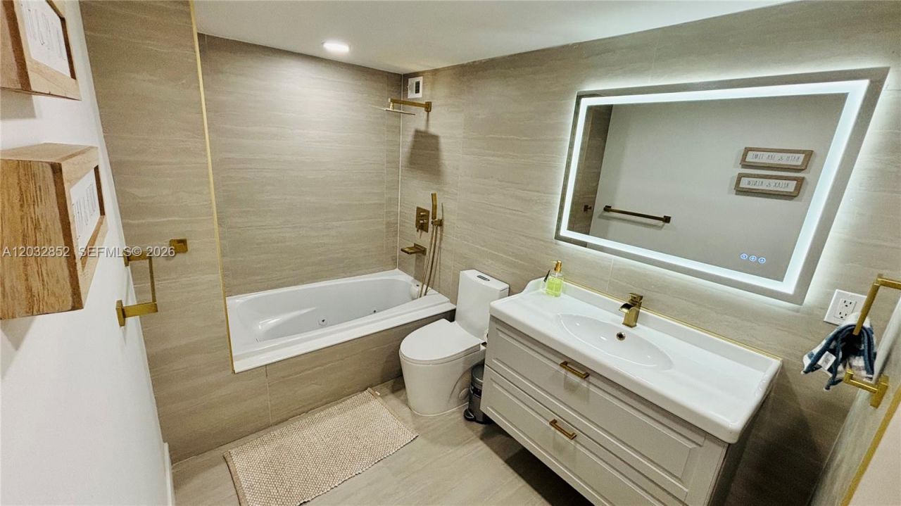 11111 NE Biscayne Blvd , Unit 16A, Miami, FL 33181 Photo