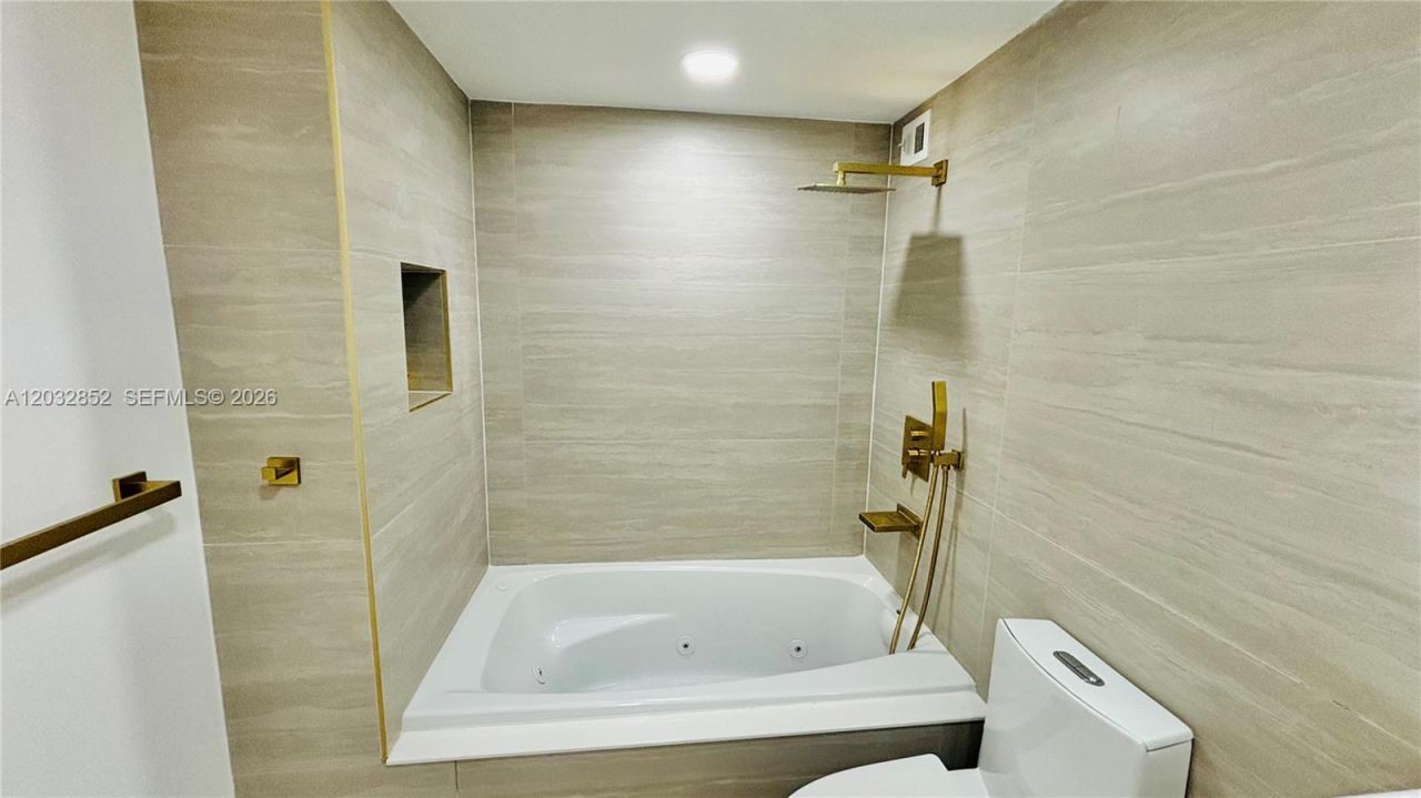 11111 NE Biscayne Blvd , Unit 16A, Miami, FL 33181 Photo