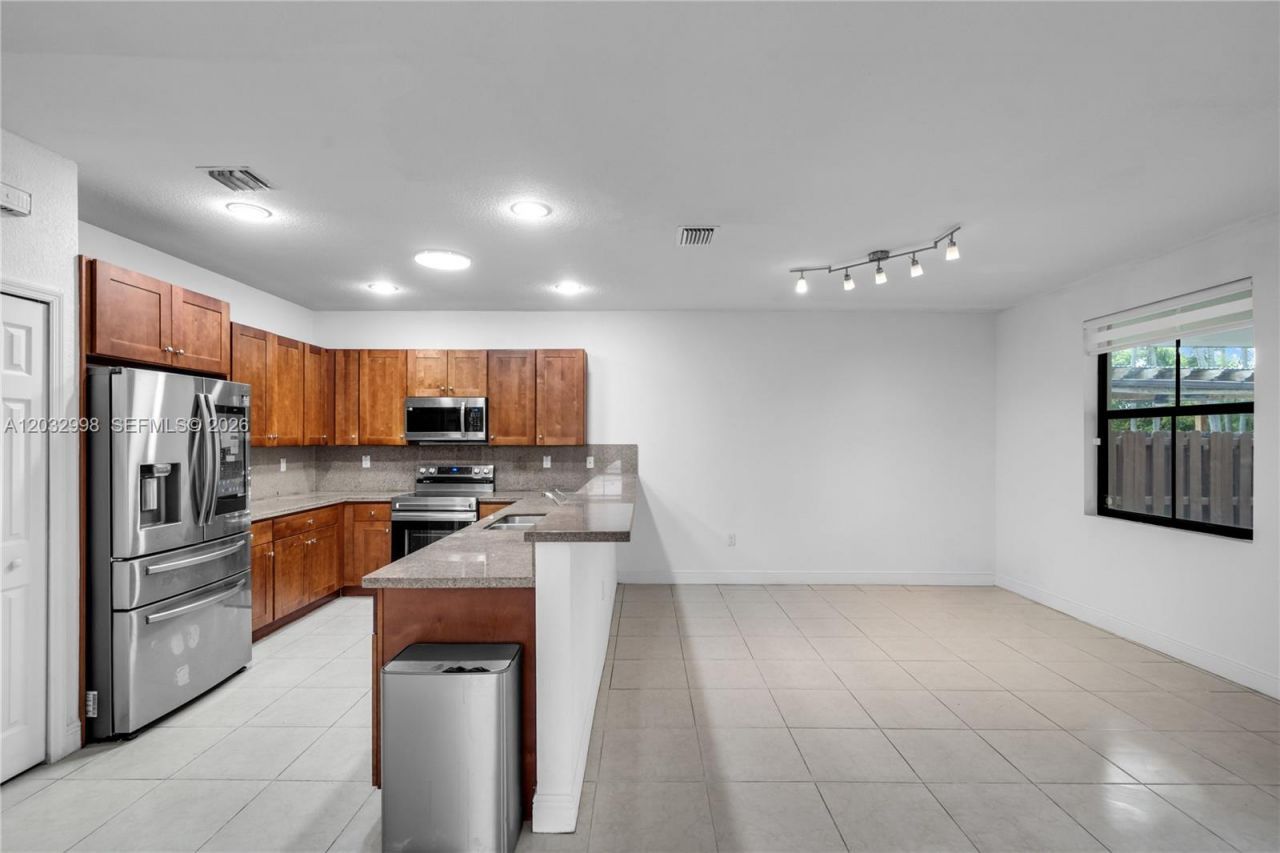 9925 NW 10th St , Miami, FL 33172 Photo