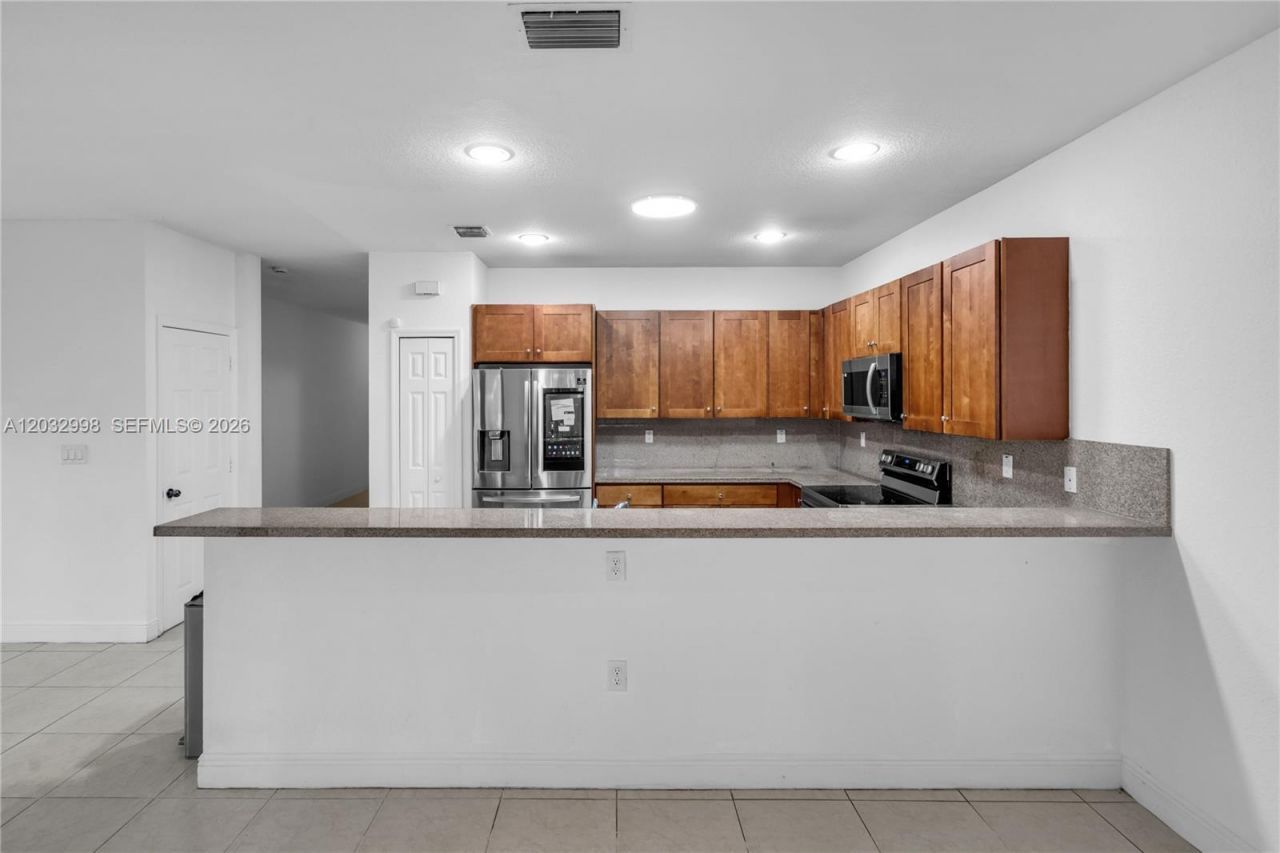 9925 NW 10th St , Miami, FL 33172 Photo