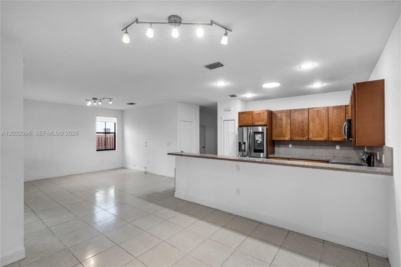 9925 NW 10th St , Miami, FL 33172 Photo