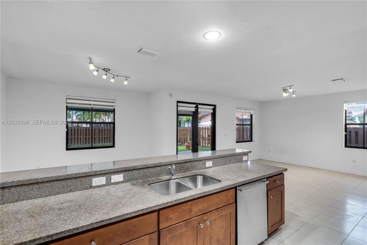 9925 NW 10th St , Miami, FL 33172 Photo