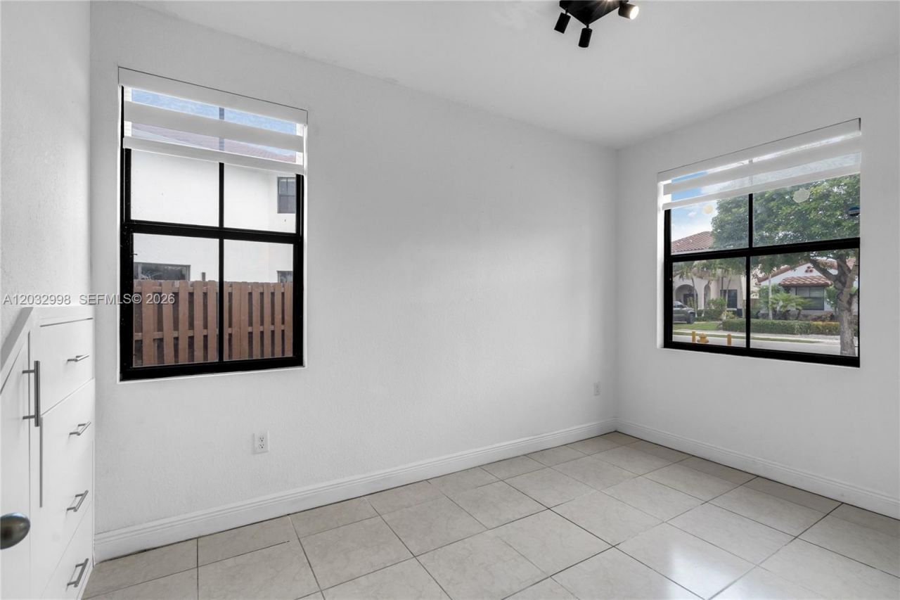 9925 NW 10th St , Miami, FL 33172 Photo