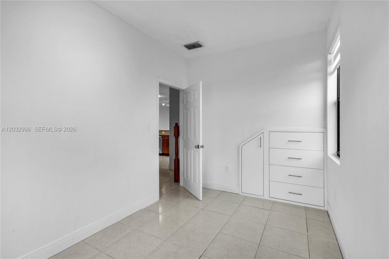9925 NW 10th St , Miami, FL 33172 Photo