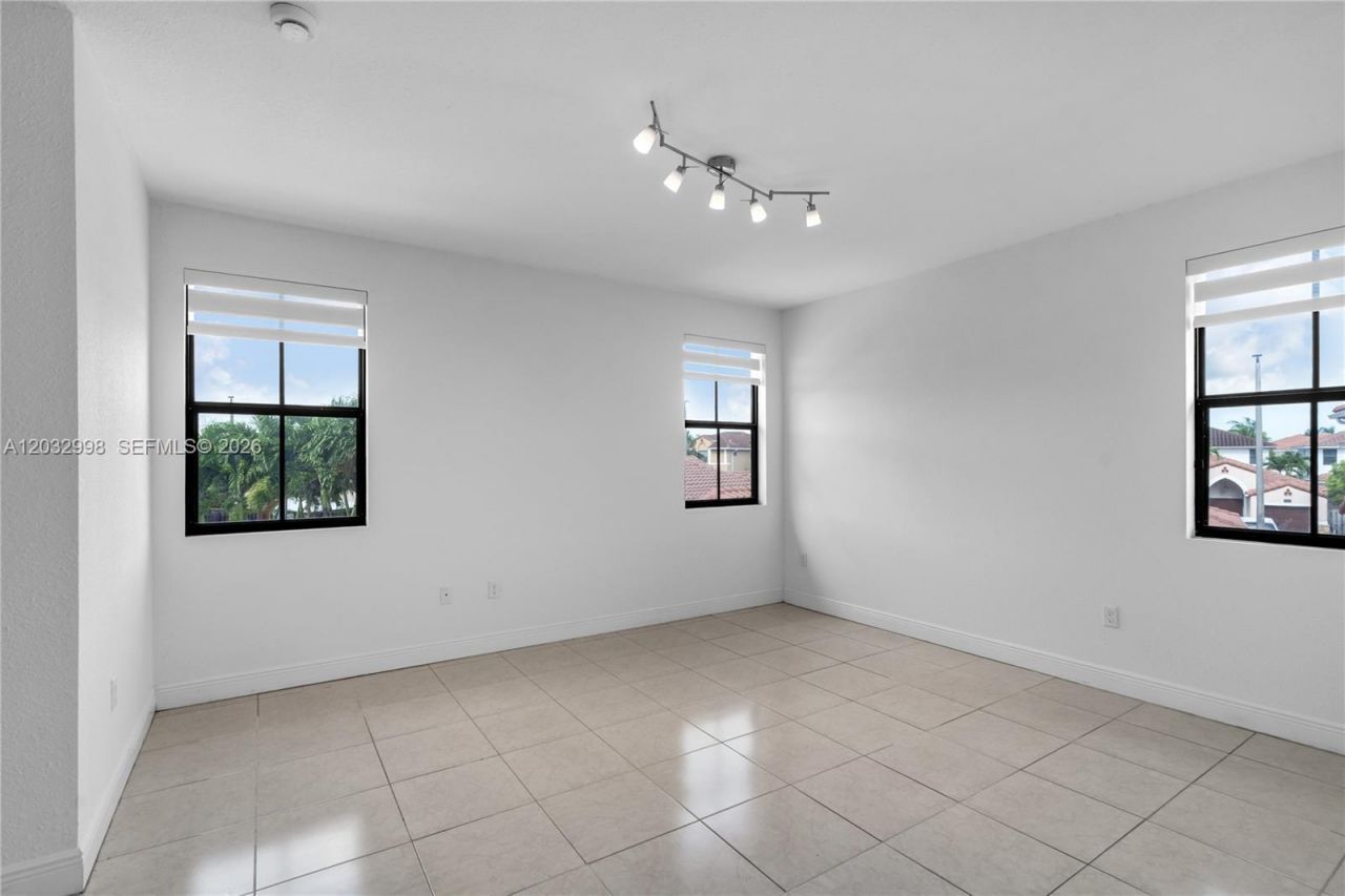 9925 NW 10th St , Miami, FL 33172 Photo