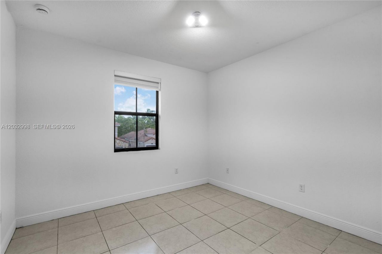 9925 NW 10th St , Miami, FL 33172 Photo