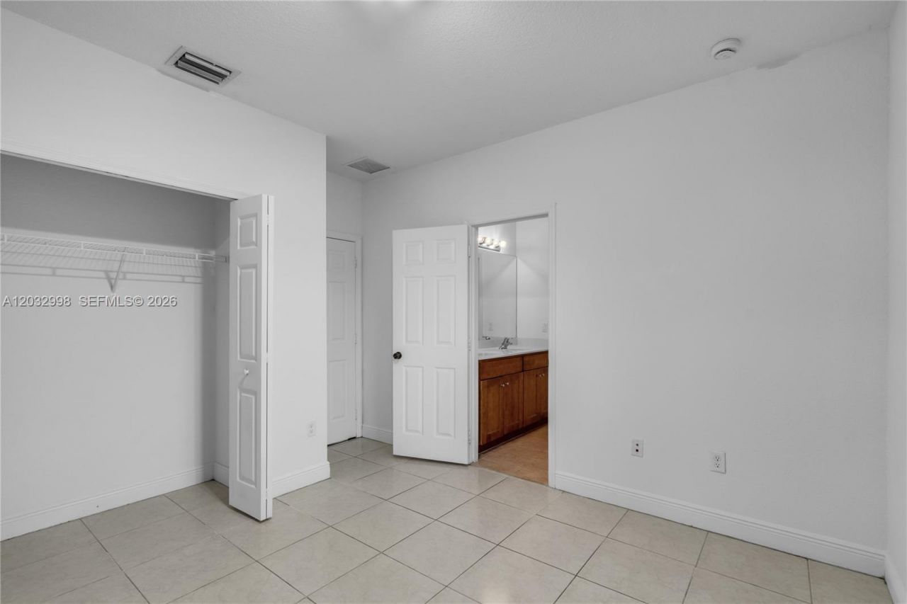 9925 NW 10th St , Miami, FL 33172 Photo