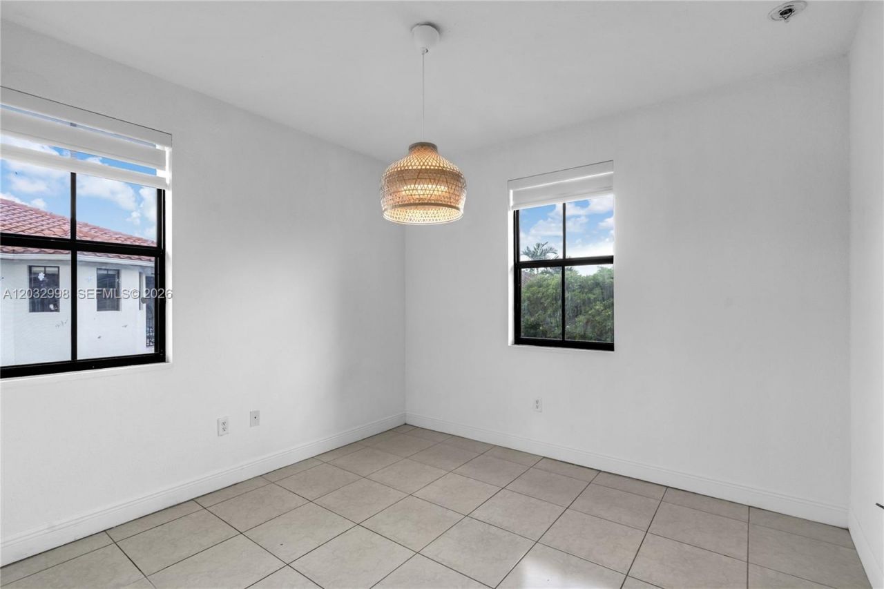 9925 NW 10th St , Miami, FL 33172 Photo