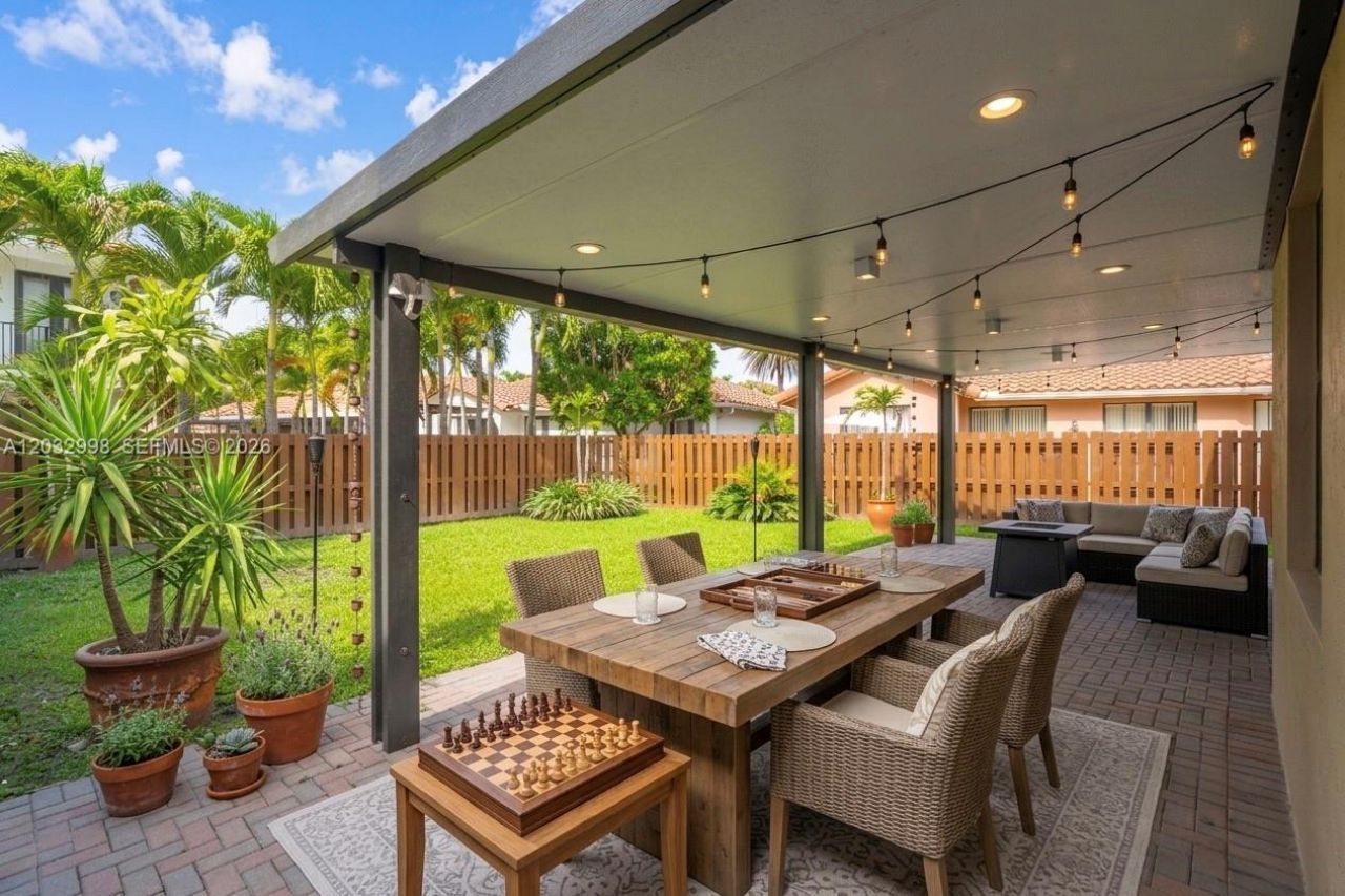 9925 NW 10th St , Miami, FL 33172 Photo