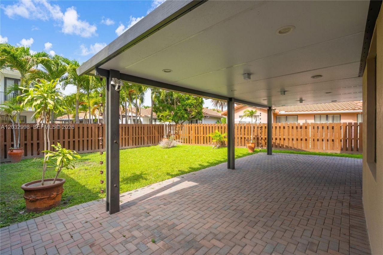 9925 NW 10th St , Miami, FL 33172 Photo