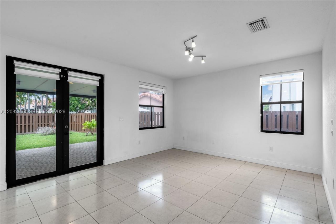 9925 NW 10th St , Miami, FL 33172 Photo