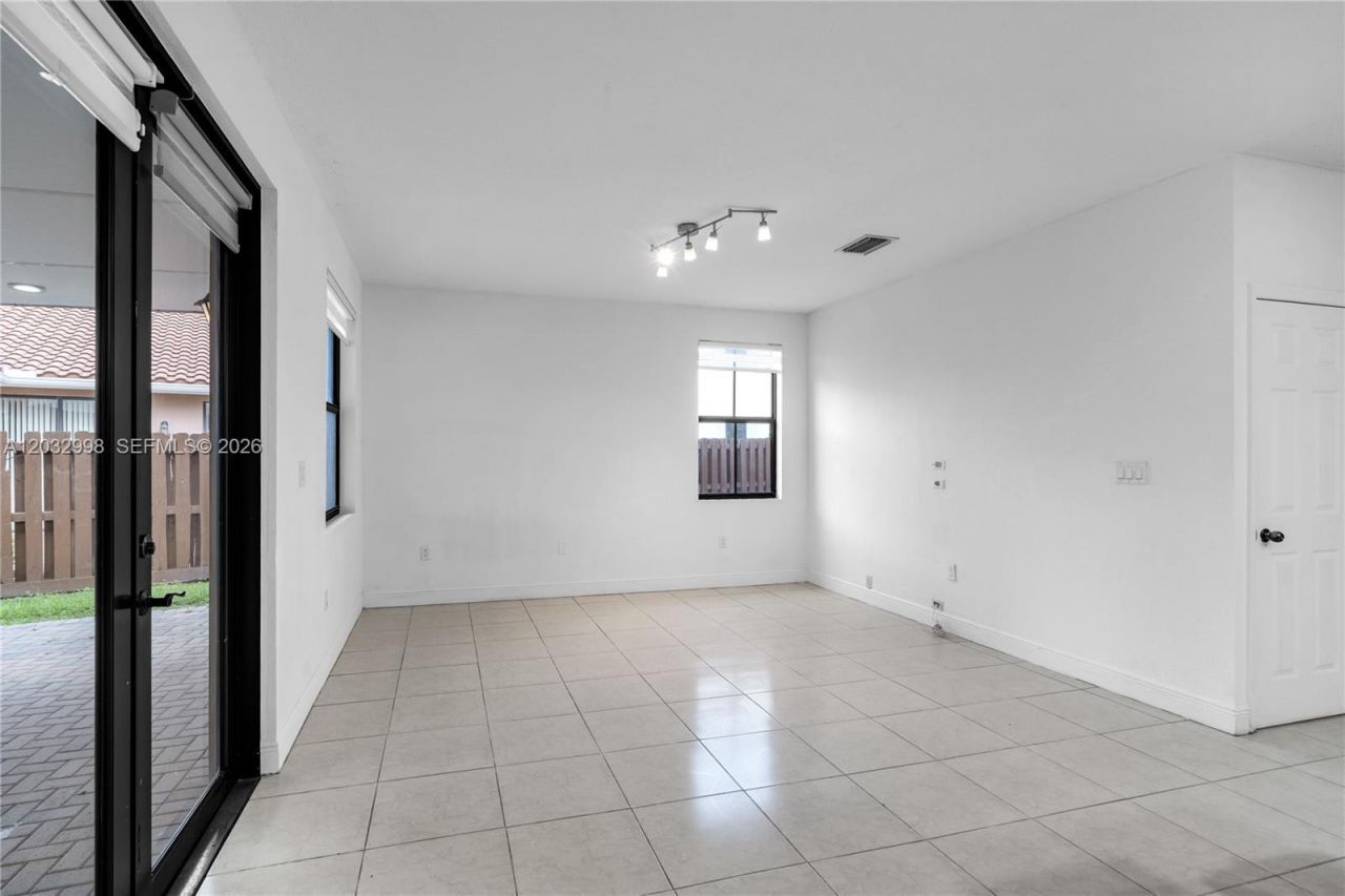 9925 NW 10th St , Miami, FL 33172 Photo