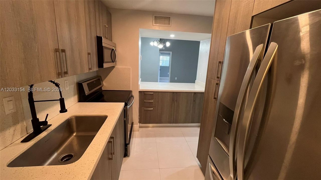 19025 NW 62nd Ave , Unit 202, Hialeah, FL 33015 Photo