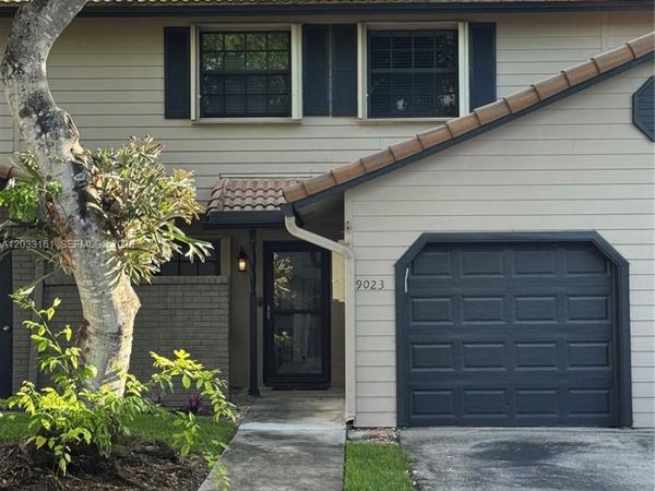 9023 Vineyard Lake Dr, Plantation, FL 33324