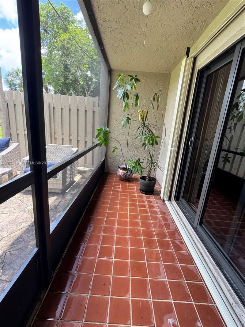 9023 Vineyard Lake Dr, Plantation, FL 33324 Photo