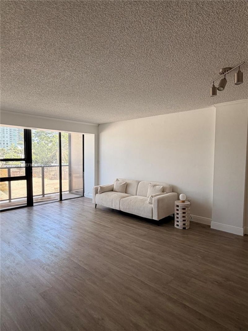 600 NE 36th St, Unit 211, Miami, FL 33137 Photo