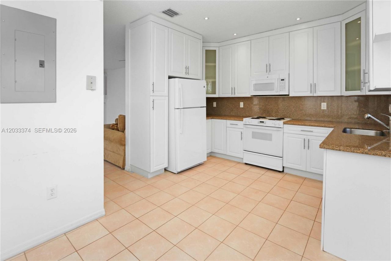 1521 Seagrape Way , Unit 1521, Hollywood, FL 33019 Photo