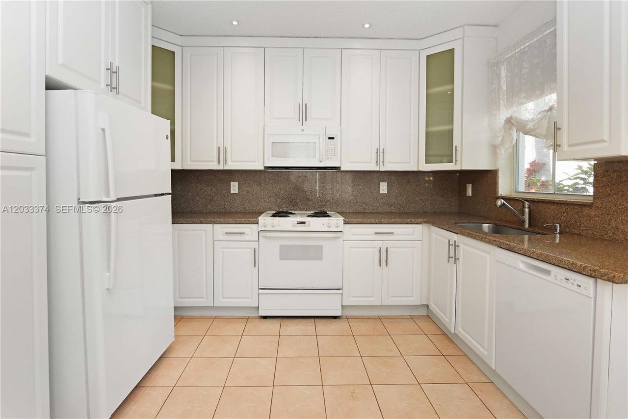 1521 Seagrape Way , Unit 1521, Hollywood, FL 33019 Photo