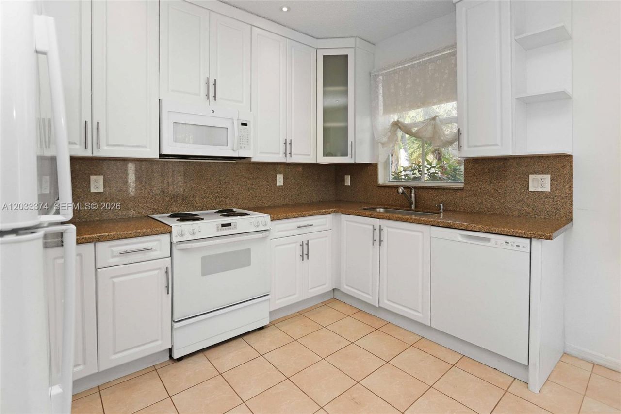 1521 Seagrape Way , Unit 1521, Hollywood, FL 33019 Photo