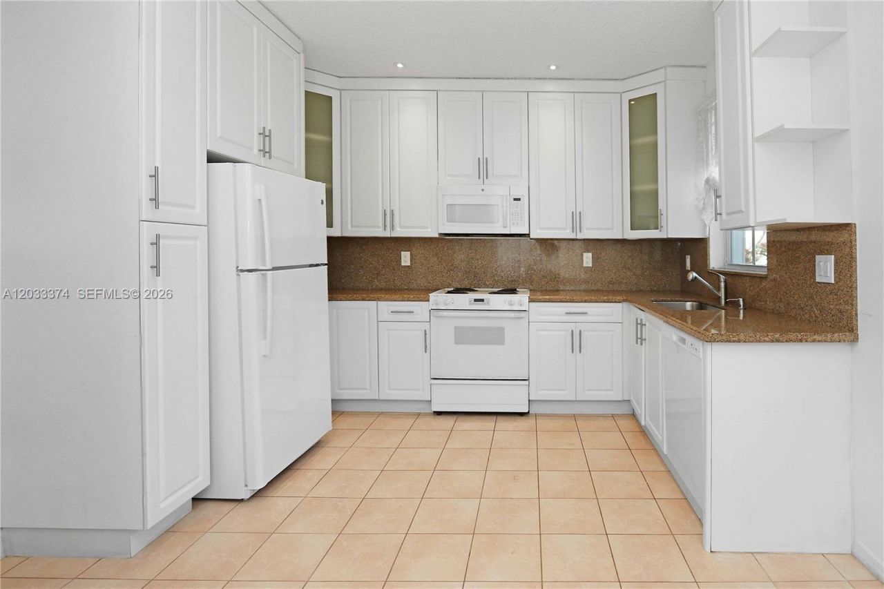 1521 Seagrape Way , Unit 1521, Hollywood, FL 33019 Photo
