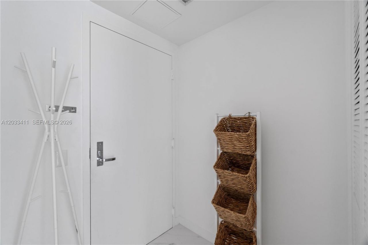 300 S Biscayne Blvd , Unit T-1411, Miami, FL 33131 Photo