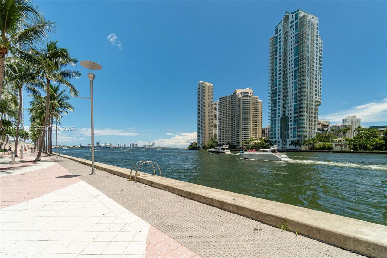 300 S Biscayne Blvd , Unit T-1411, Miami, FL 33131 Photo