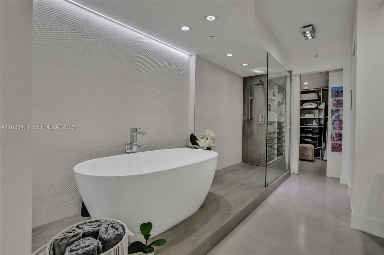 19111 Collins Ave , Unit 102, Sunny Isles Beach, FL 33160 Photo