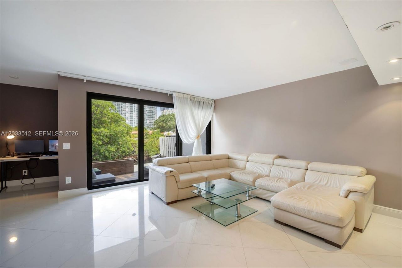 317 Poinciana Dr , Unit 807, Sunny Isles Beach, FL 33160 Photo