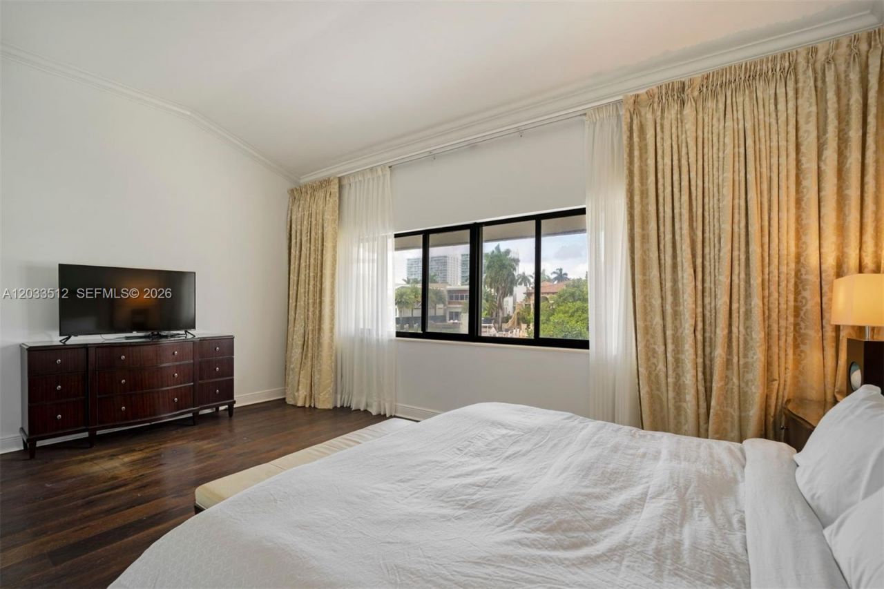 317 Poinciana Dr , Unit 807, Sunny Isles Beach, FL 33160 Photo