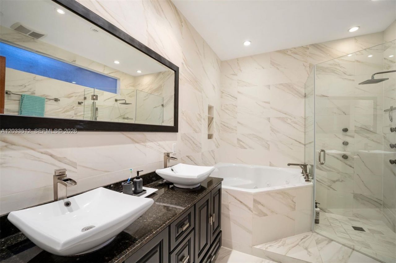 317 Poinciana Dr , Unit 807, Sunny Isles Beach, FL 33160 Photo