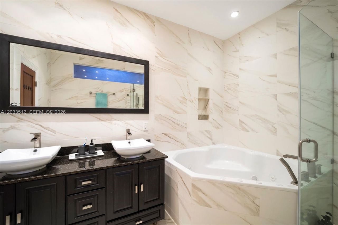 317 Poinciana Dr , Unit 807, Sunny Isles Beach, FL 33160 Photo