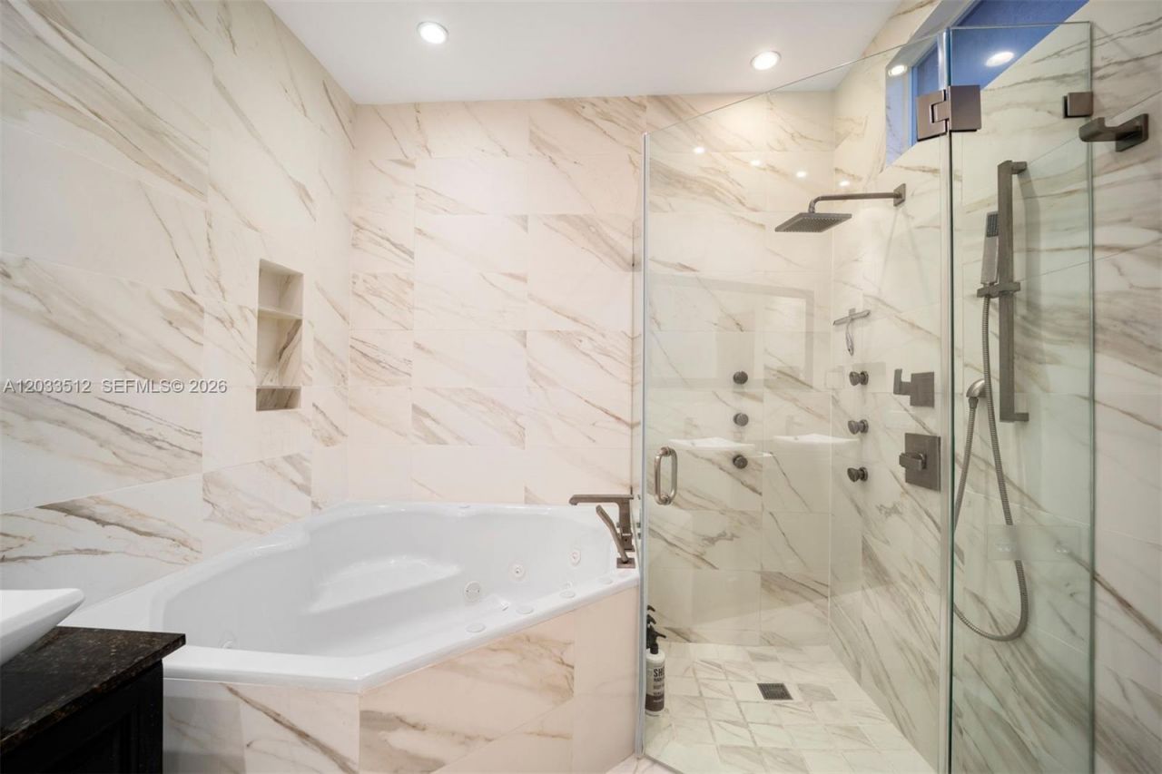 317 Poinciana Dr , Unit 807, Sunny Isles Beach, FL 33160 Photo