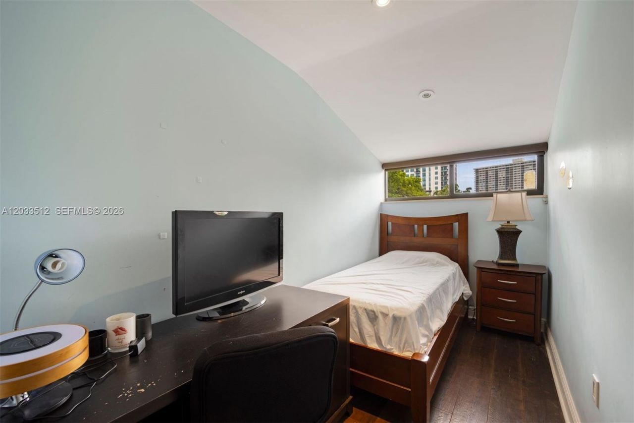 317 Poinciana Dr , Unit 807, Sunny Isles Beach, FL 33160 Photo