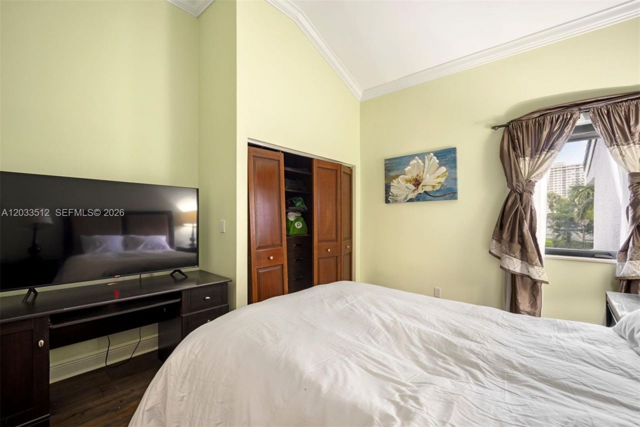 317 Poinciana Dr , Unit 807, Sunny Isles Beach, FL 33160 Photo