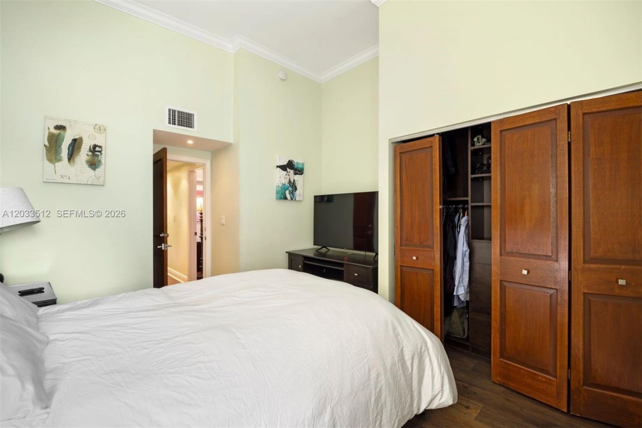 317 Poinciana Dr , Unit 807, Sunny Isles Beach, FL 33160 Photo