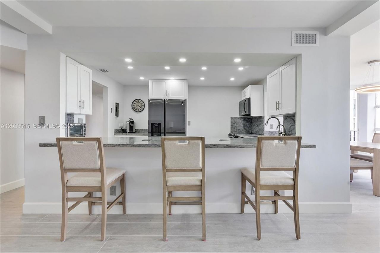 600 Parkview Dr , Unit 815, Hallandale Beach, FL 33009 Photo