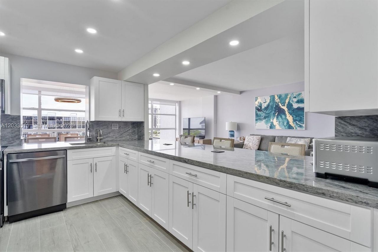 600 Parkview Dr , Unit 815, Hallandale Beach, FL 33009 Photo