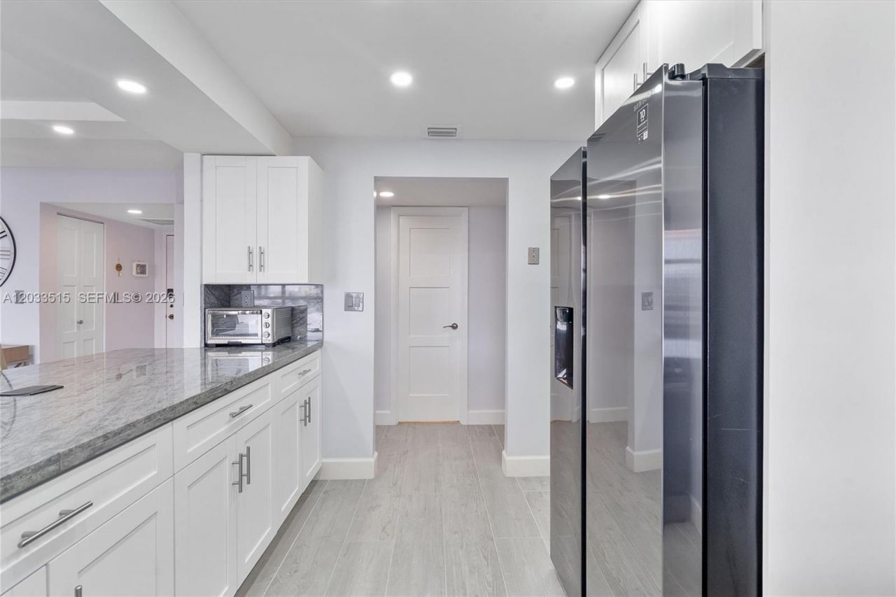 600 Parkview Dr , Unit 815, Hallandale Beach, FL 33009 Photo