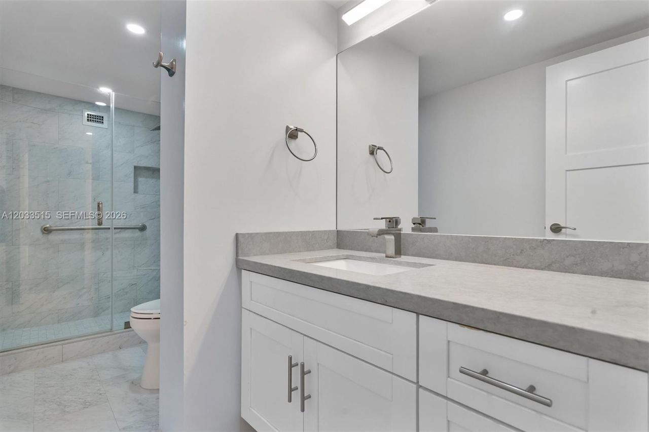 600 Parkview Dr , Unit 815, Hallandale Beach, FL 33009 Photo