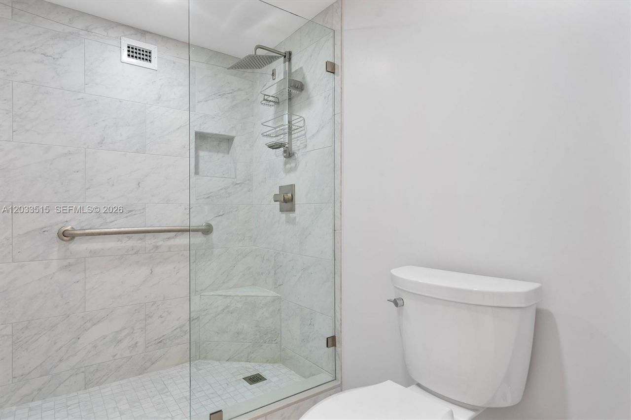 600 Parkview Dr , Unit 815, Hallandale Beach, FL 33009 Photo