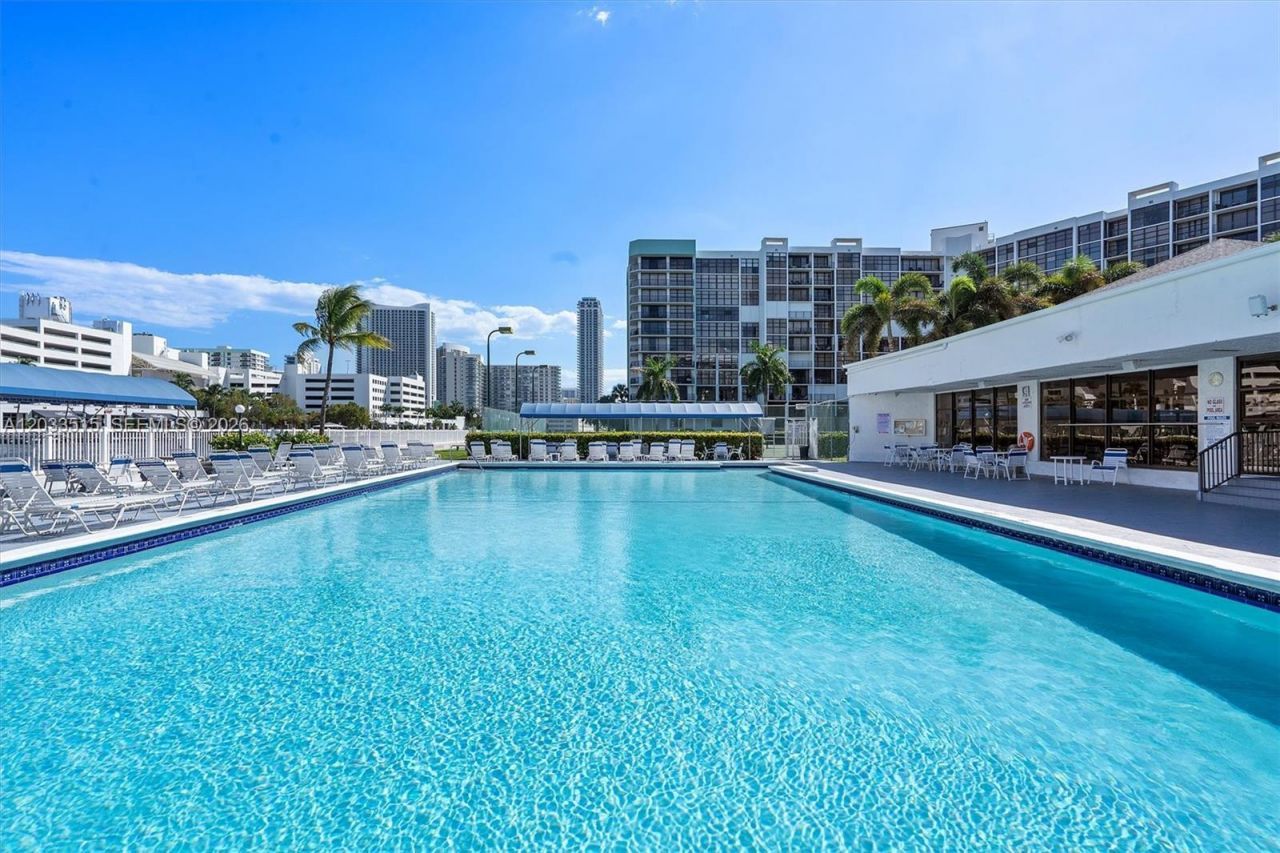 600 Parkview Dr , Unit 815, Hallandale Beach, FL 33009 Photo