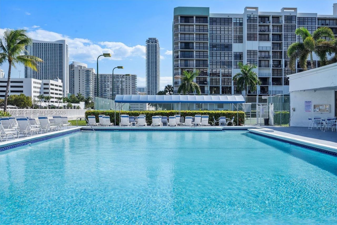 600 Parkview Dr , Unit 815, Hallandale Beach, FL 33009 Photo