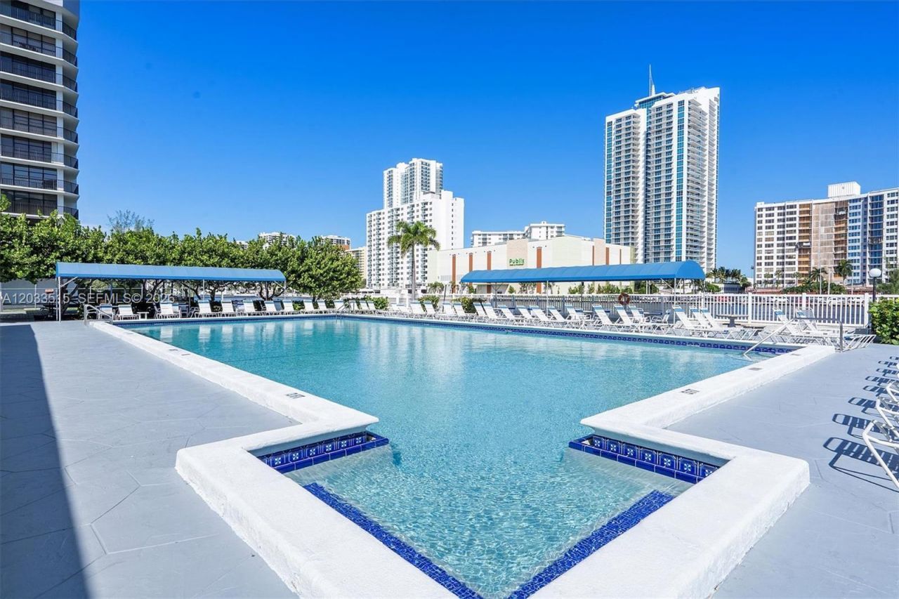 600 Parkview Dr , Unit 815, Hallandale Beach, FL 33009 Photo