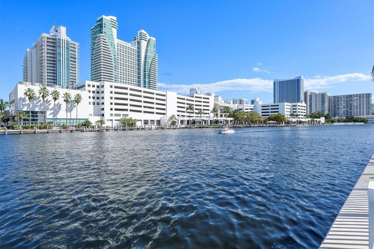 600 Parkview Dr , Unit 815, Hallandale Beach, FL 33009 Photo
